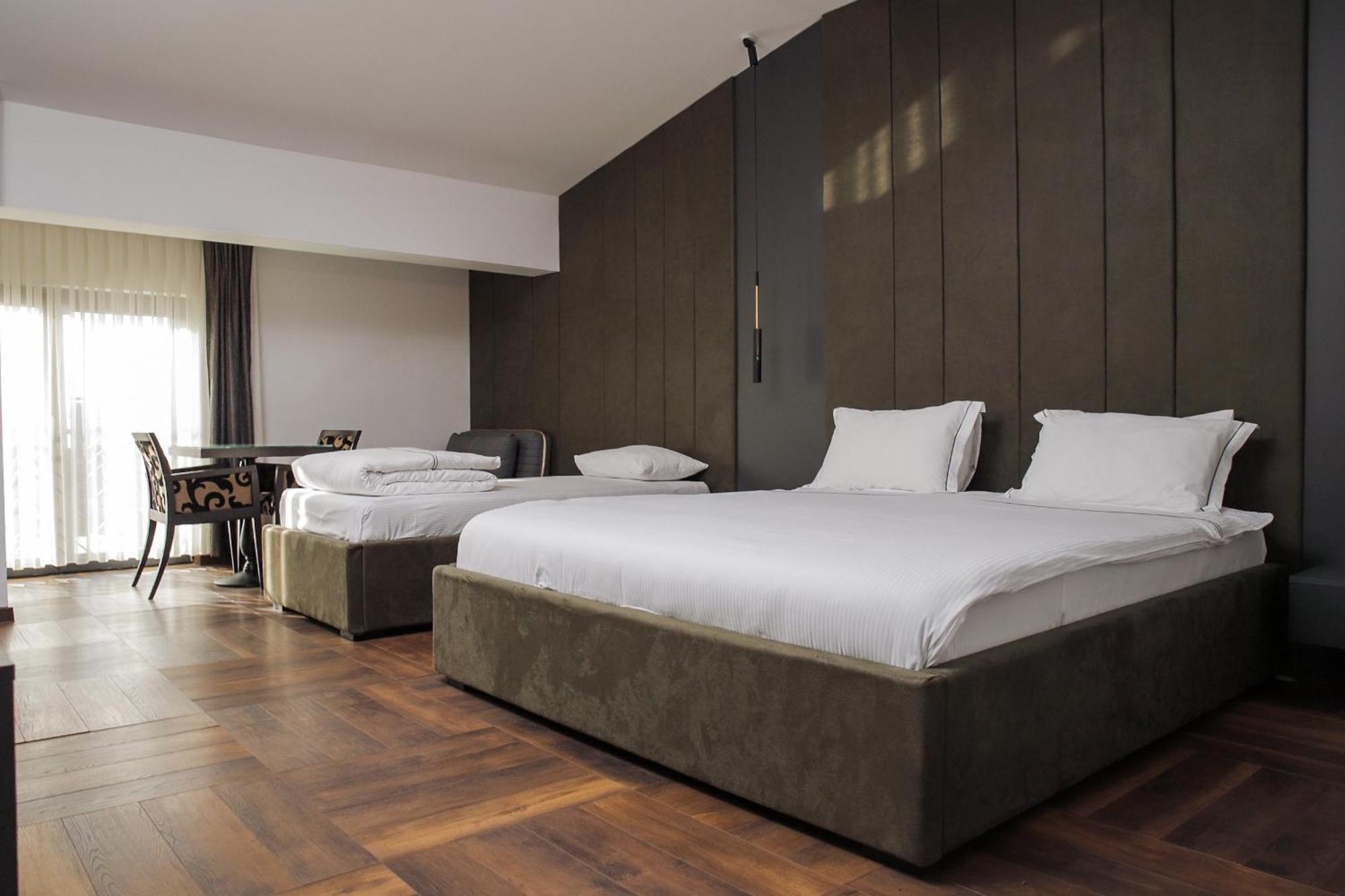 Triumf Hotel Призрен Экстерьер фото