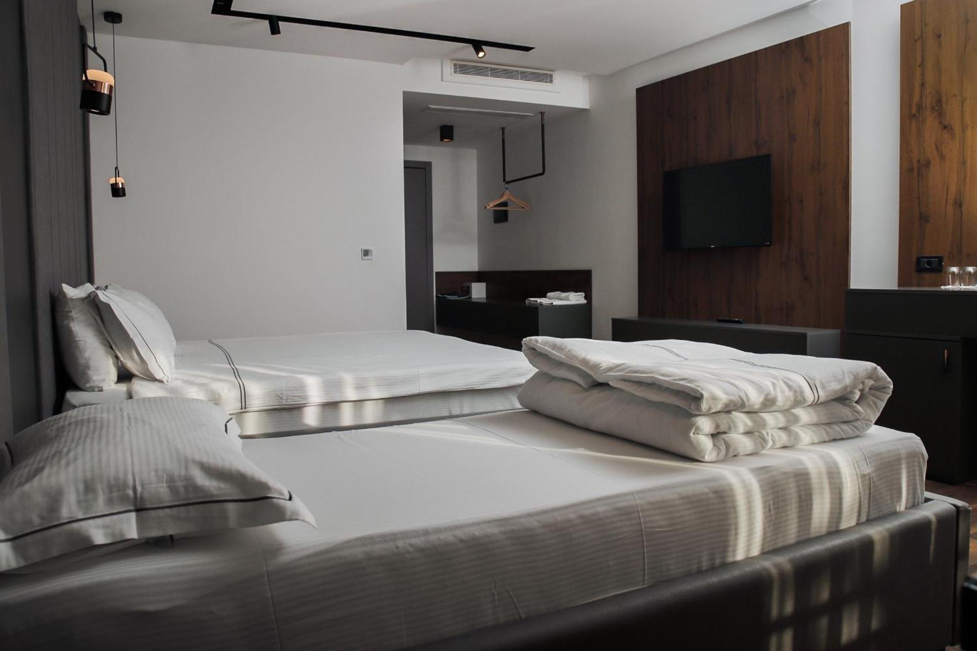 Triumf Hotel Призрен Экстерьер фото